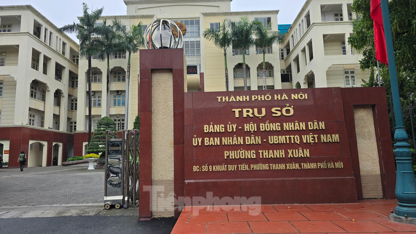 Từ ngày 1/7, tất cả 126 xã, phường trên địa bàn Hà Nội chính thức vận hành theo mô hình chính quyền địa phương 2 cấp.Từ sáng sớm, khá đông công dân phường Thanh Xuân đến trụ sở UBND phường (đường Khuất Duy Tiến) đề thực hiện các thủ tục hành chính.