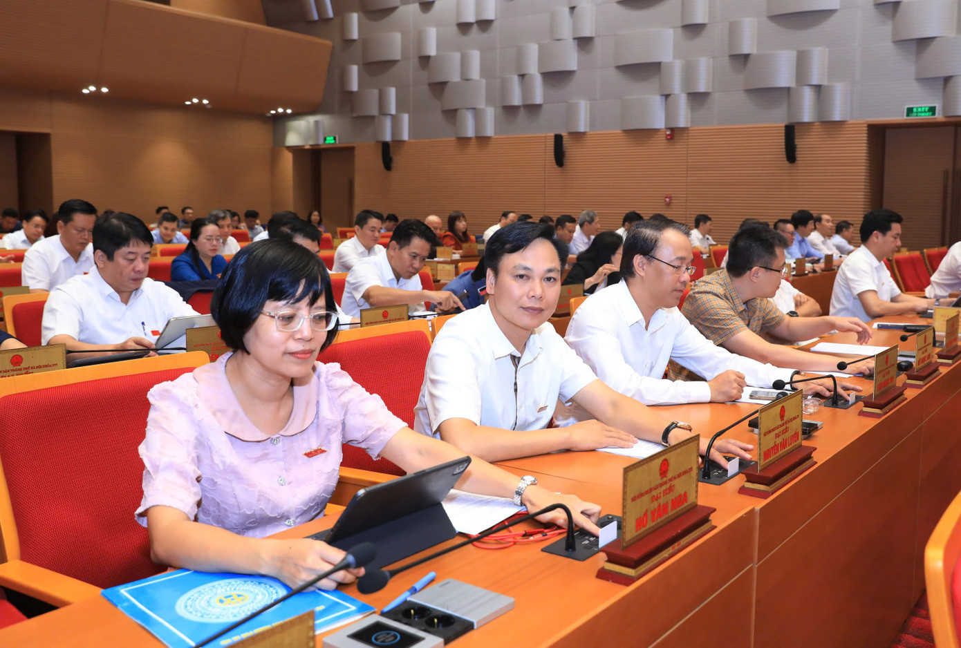 Các đại biểu thông qua các Nghị quyết Các đại biểu thông qua các Nghị quyết