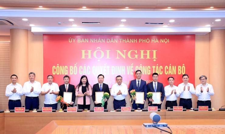 Lãnh đạo thành phố Hà Nội trao quyết định và chúc mừng các ông Lê Thanh Nam, Trần Anh Tuấn và Nguyễn Sỹ Trường