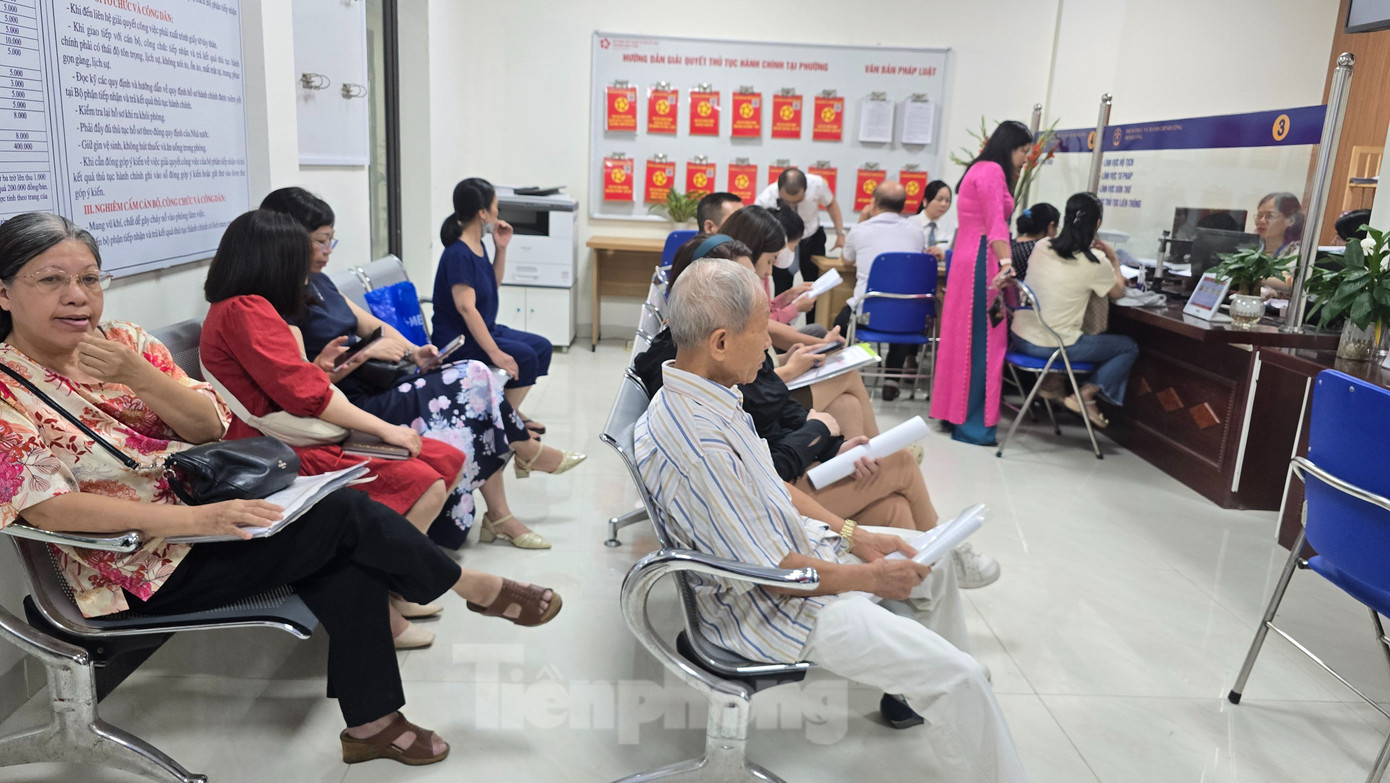 Chị Nguyễn Thị Phương Thoa, cán bộ UBND phường Định Công cho biết, hôm nay là ngày làm việc đầu tiên của phường theo mô hình chính quyền địa phương 2 cấp. Trong sáng ngày 1/7 đã có gần 100 lượt công dân đến thực hiện các TTHC, trong đó nhiều nhất là lĩnh vực đất đai, thuế, chứng thực...