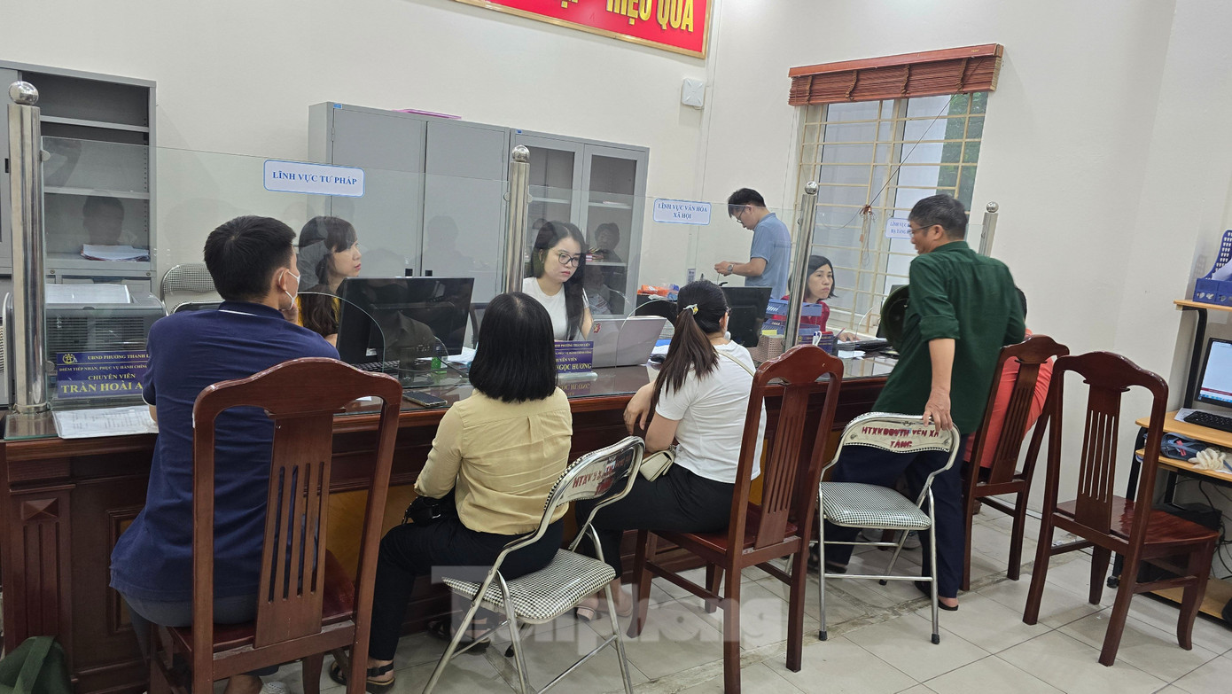 Tương tự, tại Điểm phục vụ hành chính công phường Thanh Liệt, tất cả công dân đến thực hiện TTHC đều phải lấy số bằng cách viết tay. Ông Đặng Ngọc Quyền, Chánh văn phòng UBND phường Thanh Liệt cho biết, từ ngày 1/7 đến nay có khoảng 300 hồ sơ công dân đã được giải quyết. Trung bình, mỗi ngày Điểm phục vụ hành chính công của phường tiếp nhận và giải quyết 30 hồ sơ TTHC.