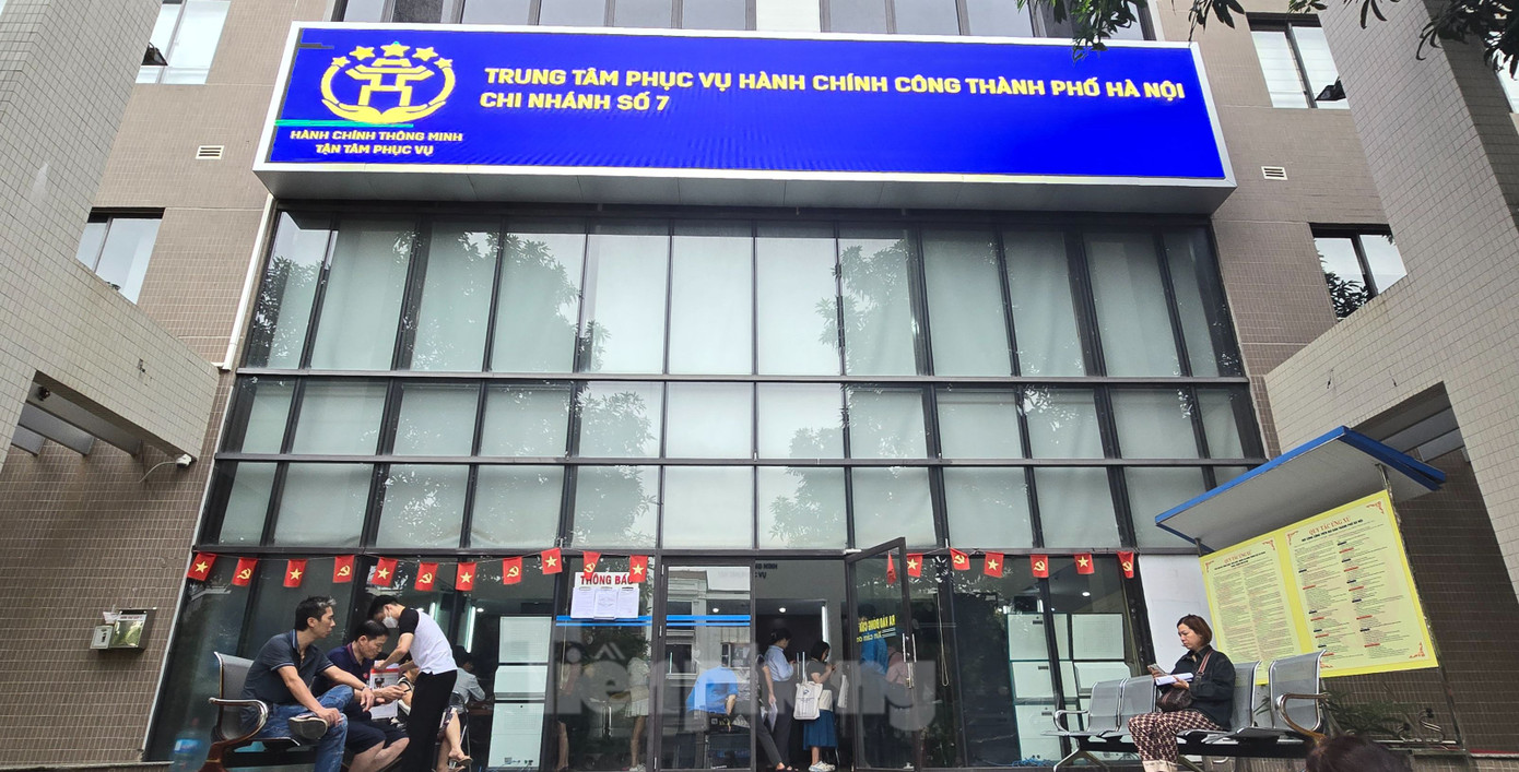 Theo phản ánh, thời gian gần đây, việc thực hiện thủ tục hành chính (TTHC) tại nhiều chi nhánh Trung tâm Phục vụ hành chính công trên địa bàn thành phố Hà Nội, công dân phải xếp hàng dài chờ lấy số thứ tự. Nguyên nhân là do hệ thống lấy số thứ tự tự động như trước kia không còn hoạt động, trong khi ứng dụng iHanoi không thực hiện được.
