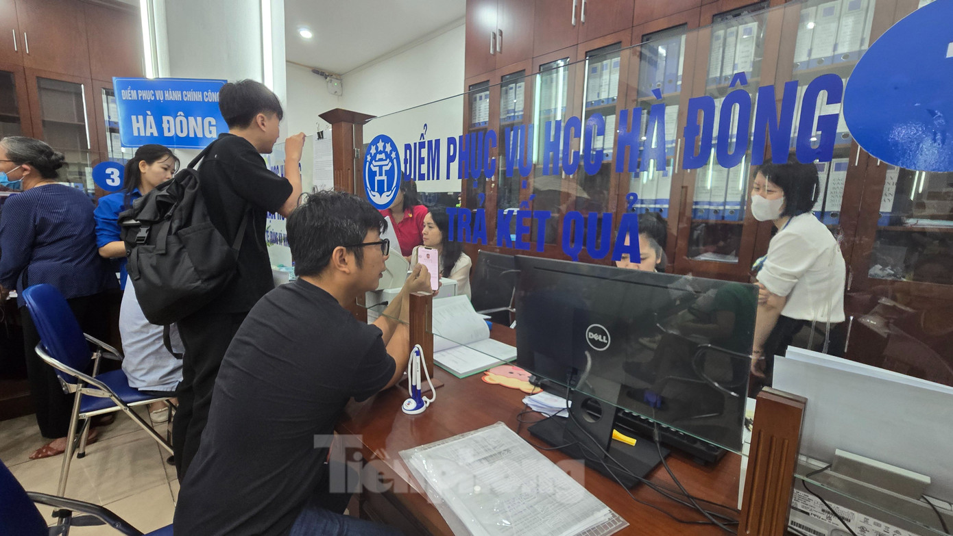 Trao đổi với phóng viên báo Tiền Phong, ông Nguyễn Bá Quân - Giám đốc Chi nhánh số 7 cho biết, hiện Trung tâm phục vụ hành chính công thành phố đã triển khai lấy số thứ tự qua ứng dụng iHanoi, tuy nhiên do hệ thống đang chuyển đổi nên từ 1/7, chi nhánh phải thực hiện lấy số thứ tự cho công dân bằng viết tay. Không chỉ tại Chi nhánh số 7, nhiều điểm phục vụ hành chính công các xã, phường đều như vậy.