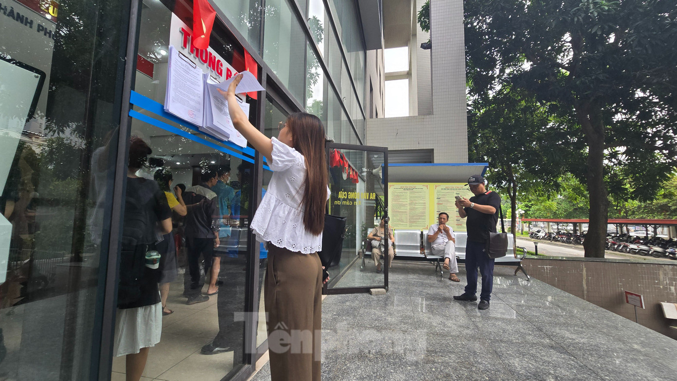 Ông Cù Ngọc Trang - Giám đốc Trung tâm Phục vụ hành chính công TP. Hà Nội xác nhận, do ứng dụng iHanoi đang chuyển đổi hệ thống từ FPT sang Mobifone nên công dân không thể lấy số thứ tự qua iHanoi. Vì thế, hầu hết các chi nhánh, các điểm phục vụ hành chính công tại các xã, phường đều phải lấy số thứ tự bằng tay.