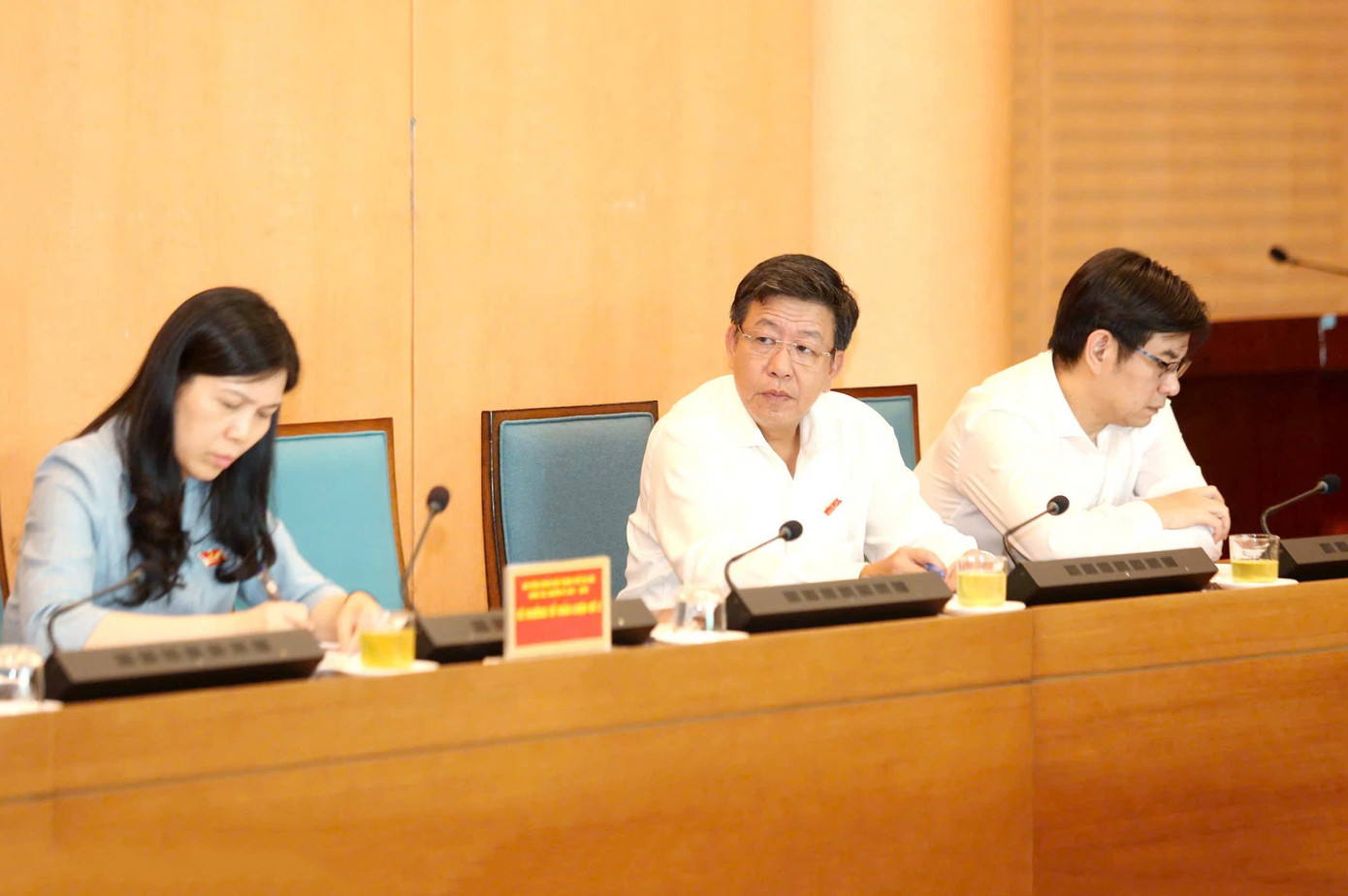 Ông Dương Đức Tuấn, Phó Chủ tịch UBND TP. Hà Nội (ngồi giữa) Ông Dương Đức Tuấn, Phó Chủ tịch UBND TP. Hà Nội (ngồi giữa)