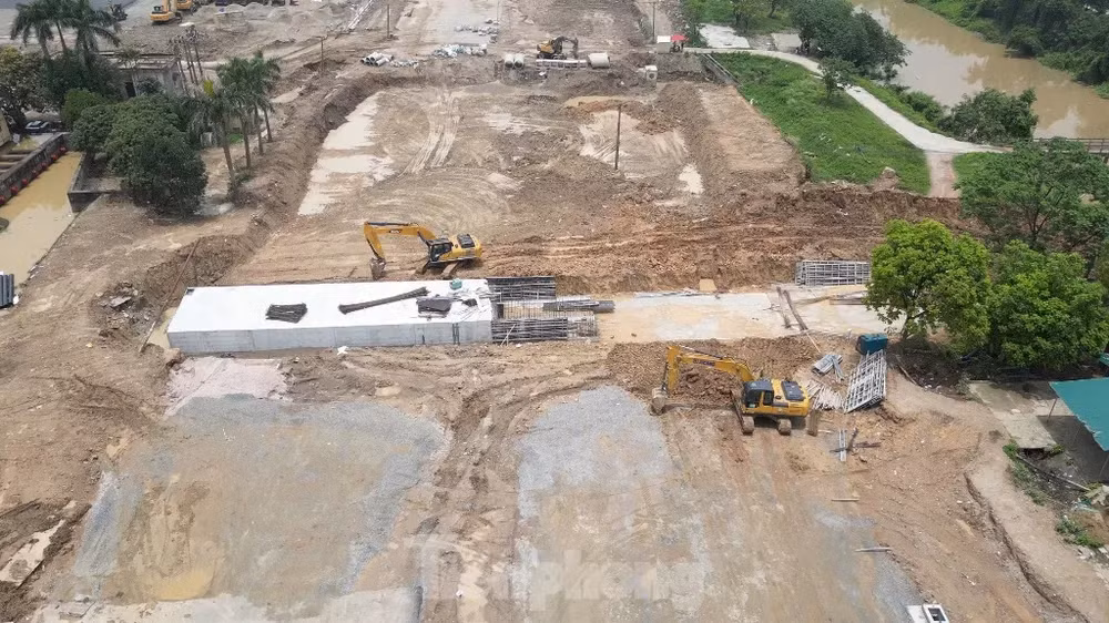 Các nhà thầu đang triển khai xây dựng cầu Tứ Liên và đường dẫn hai bên cầu