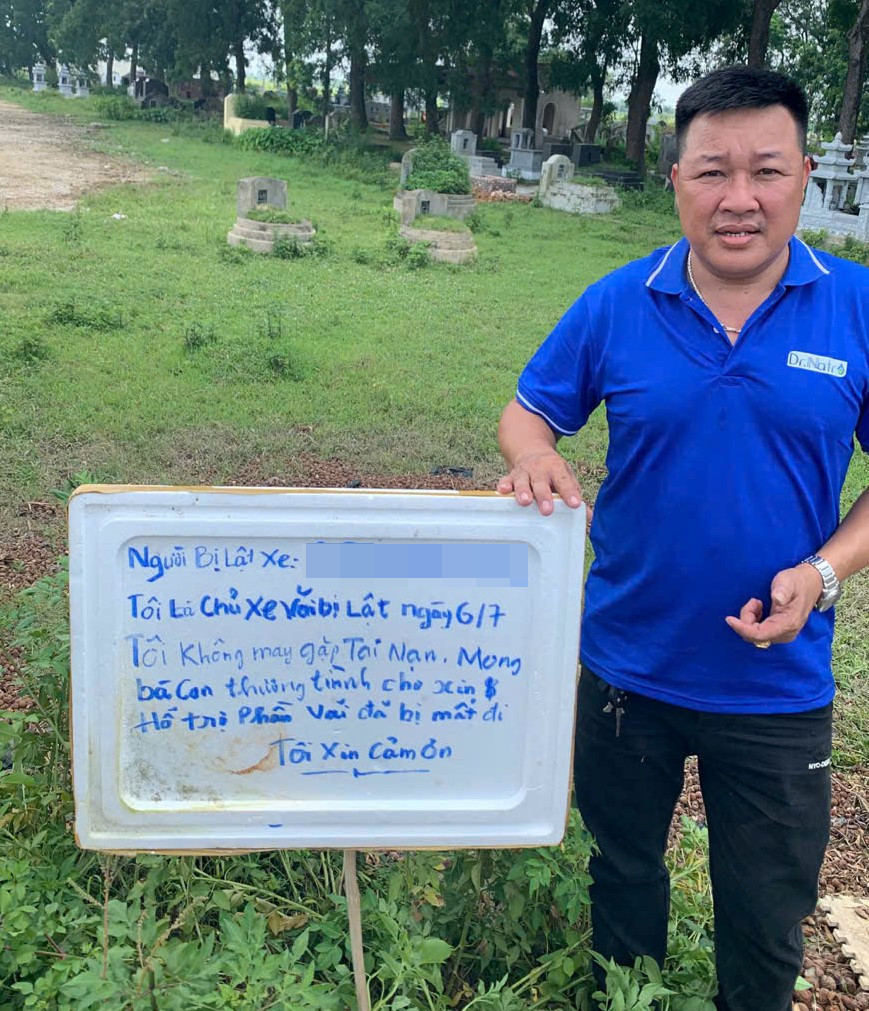 Chủ xe tải viết bảng xin bà con hỗ trợ phần vải đã bị mất Chủ xe tải viết bảng xin bà con hỗ trợ phần vải đã bị mất