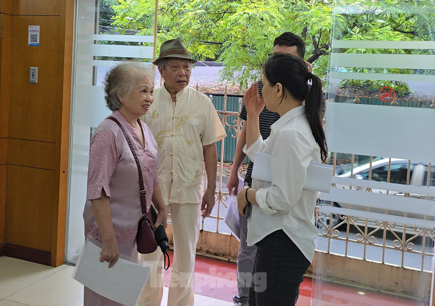 Tại Trung tâm phục vụ Hành chính công, phường Thanh Xuân đã bố trí nhiều cán bộ để hướng dẫn công dân đến thực hiện các thủ tục hành chính (TTHC). Ông Trần Thế Hiên, 80 tuổi (trú tại phường Thanh Xuân) cho biết, hôm nay ông đến để thực hiện TTHC liên quan đến trợ cấp cho người cao tuổi. Ngay từ khi bước vào cửa, ông đã được cán bộ của phường hỗ trợ nhiệt tình, thủ tục được thực hiện rất nhanh gọn.