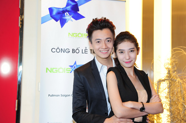 Ngô Kiến Huy và Khổng Tú Quỳnh ôm eo tình tứ. Cả hai đang có cuộc chạy đua về tin nhắn ở giải 