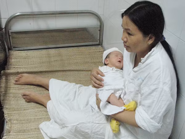 Sau năm ngày xa cách, cháu Trường đã có thể nằm ngủ trên đôi tay và lời ru của mẹ. Ảnh: Lãng Phong