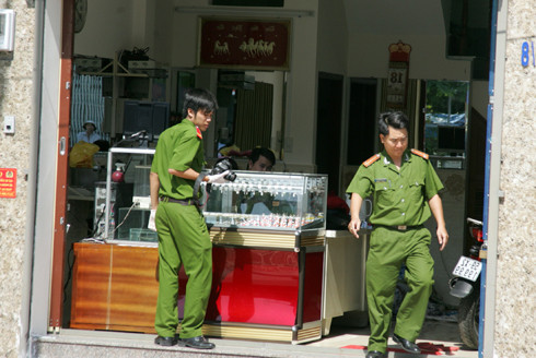 Công an khám nghiệm hiện trường