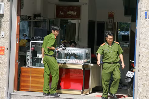 Công an khám nghiệm hiện trường