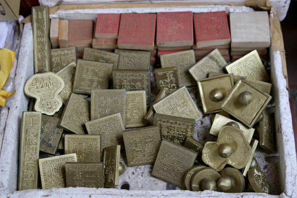 Bản sao ấn đền Bảo Lộc được bày bán công khai trong khu vực đền Bảo Lộc. 