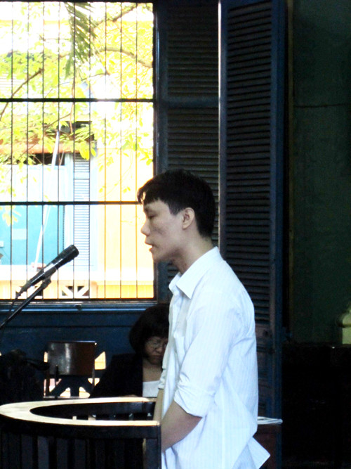 Bị cáo Việt trước vành móng ngựa