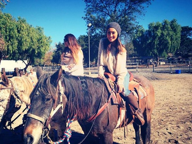  Những lúc không bận rộn với show diễn, Amy thường đi dã ngoại và môn thể thao cô yêu thích là cưỡi ngựa