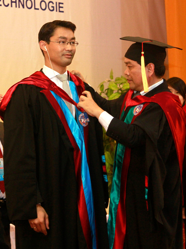 Ông Philipp Rosler khoác lên mình trang phục Tiến sĩ danh dự. Được khoác lên mình trang phục Tiến sĩ