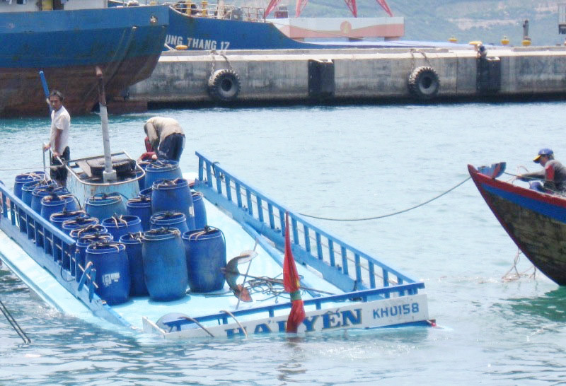 Tàu Hải Yến chìm ngay ở bến. Ảnh: Đình Quân. Tàu Hải Yến chìm ngay ở bến. Ảnh: Đình Quân