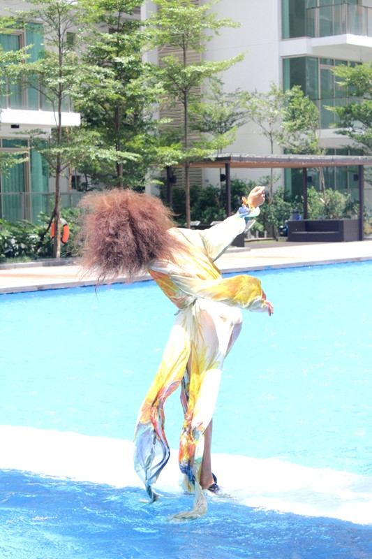 Ngọc Thúy tiếp tục đứng dậy nhưng vẫn loạng choạng