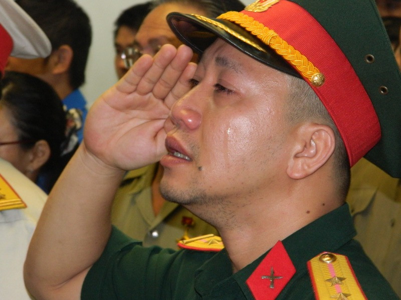 Trung úy Nguyễn Trung Học chào vĩnh biệt đại tướng Võ Nguyên Giáp