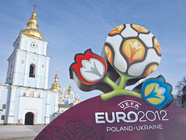 Ba Lan và Ukraina bỏ ra tổng cộng gần 50 tỷ bảng cho công tác tổ chức giải vô địch bóng đá châu Âu lần này. Ba Lan và Ukraina bỏ ra tổng cộng gần 50 tỷ bảng cho công tác tổ chức giải vô địch bóng đá châu Âu lần này