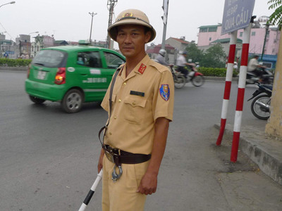 Trung tá Kiên được bạn đọc hỗ trợ 70 triệu đồng. Ảnh: Đ.T. Trung tá Kiên được bạn đọc hỗ trợ 70 triệu đồng. Ảnh: Đ.T