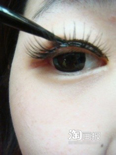 Kẻ một đường lên chân mi giả vừa dính để hàng mi giả không bị lộ liễu nhiều