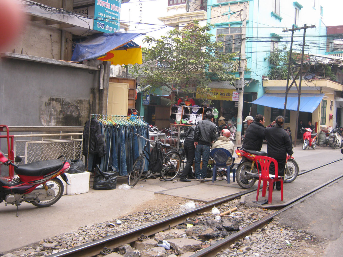 Người dân vô tư bán hàng ngay hành lang đường sắt