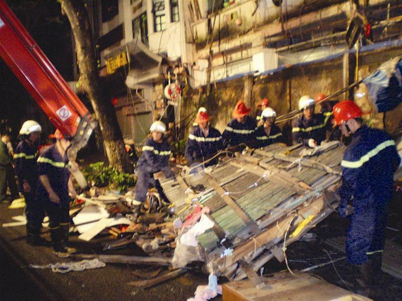 Lực lượng cứu hộ đang dọn dẹp đống đổ nát do phần ban công của chung cư EDEN bị sập vào tối 20/11 Lực lượng cứu hộ đang dọn dẹp đống đổ nát do phần ban công của chung cư EDEN bị sập vào tối 20/11