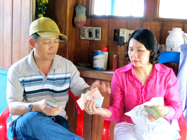 Một chủ nậu đang trả trước tiền dầu giùm cho tàu cá ngư dân