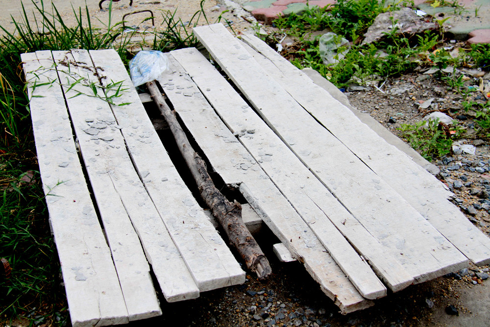 Những mảnh gỗ là vật liệu xây dựng được lắp ghép làm nắp che cho hố ga trên đường Hồ Tùng Mậu. Ảnh: Trường Phong