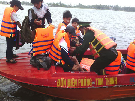 Học sinh thôn 6 của xã Tam Hòa được các chiến sĩ Đồn Biên phòng Tam Thanh đưa đi học bằng ca nô vào ngày 7/11 