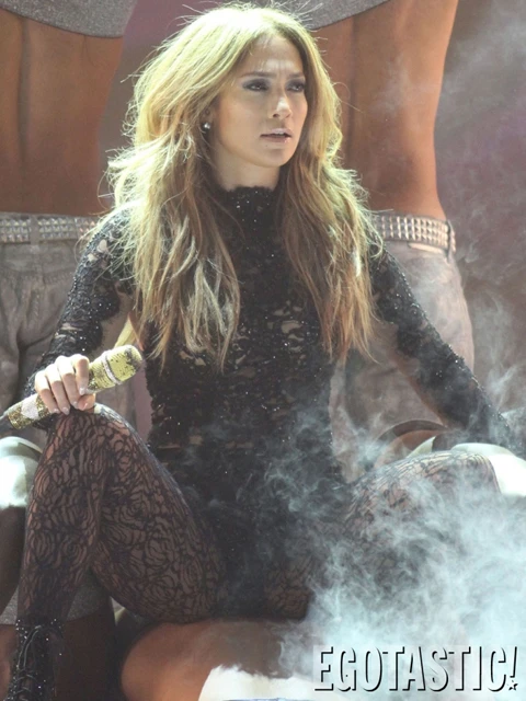 Những bộ trang phục không rườm rà giúp J.Lo dễ dàng thực hiện các động tác vũ đạo bốc lửa trên sân khấu