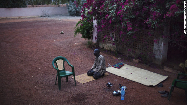 Một người đàn ông đang cầu nguyện tại một thị trấn vừa được giải phóng hôm 28-1