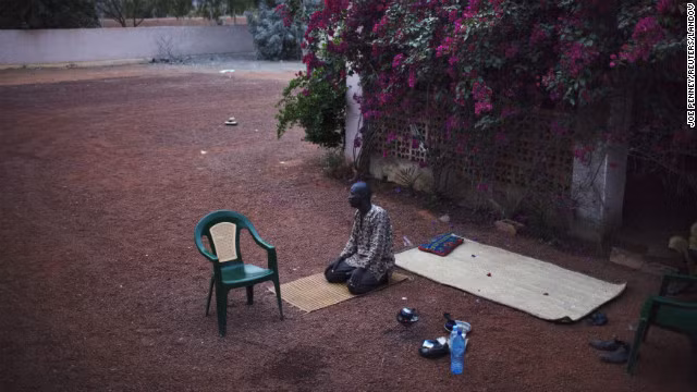 Một người đàn ông đang cầu nguyện tại một thị trấn vừa được giải phóng hôm 28-1