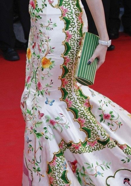 Cận cảnh những chi tiết thêu tay cầu kỳ trên váy của Phạm Băng Băng