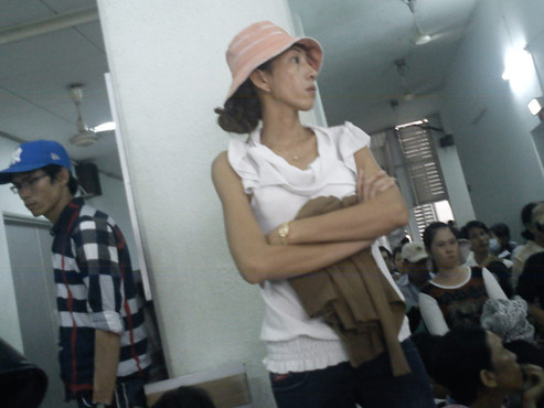 Niễng “hai ngón” tìm “con mồi” ở Bệnh viện Chợ Rẫy (TP.HCM)