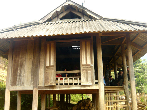 Sau khi thoát ra khỏi “động quỷ” nhiều ngày qua Ngân Thị Oanh ngồi lặng lẽ trong nhà mà không dám ra ngoài vị sợ mọi người dị nghị