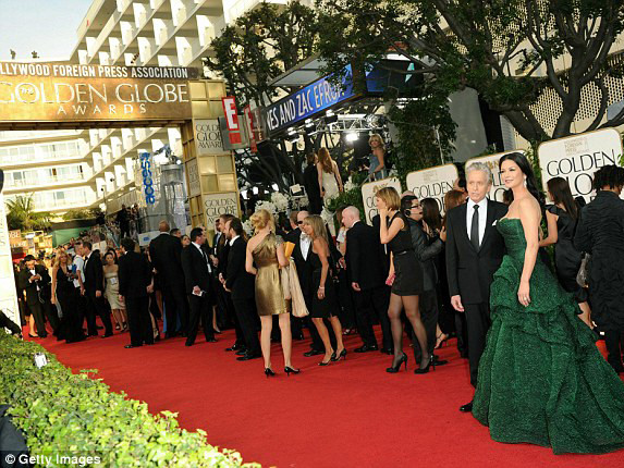 Hai ngôi sao tự tin tạo dáng trên thảm đỏ. Hai ngôi sao tự tin tạo dáng trên thảm đỏ