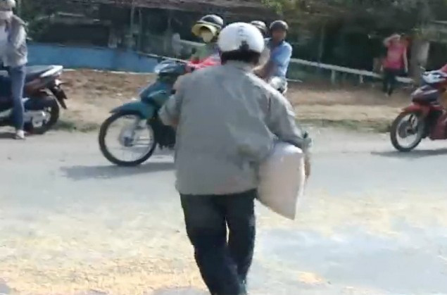 Người đàn ông này thì dùng bao tải để cướp ngô . Người đàn ông này thì dùng bao tải để cướp ngô