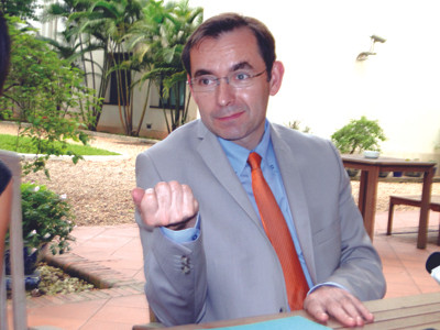 Đại sứ Pháp Jean - No l Poirier trả lời phỏng vấn báo Tiền Phong. Ảnh: Việt Hùng