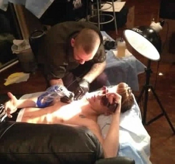 Justin dự định khoe hình xăm mới