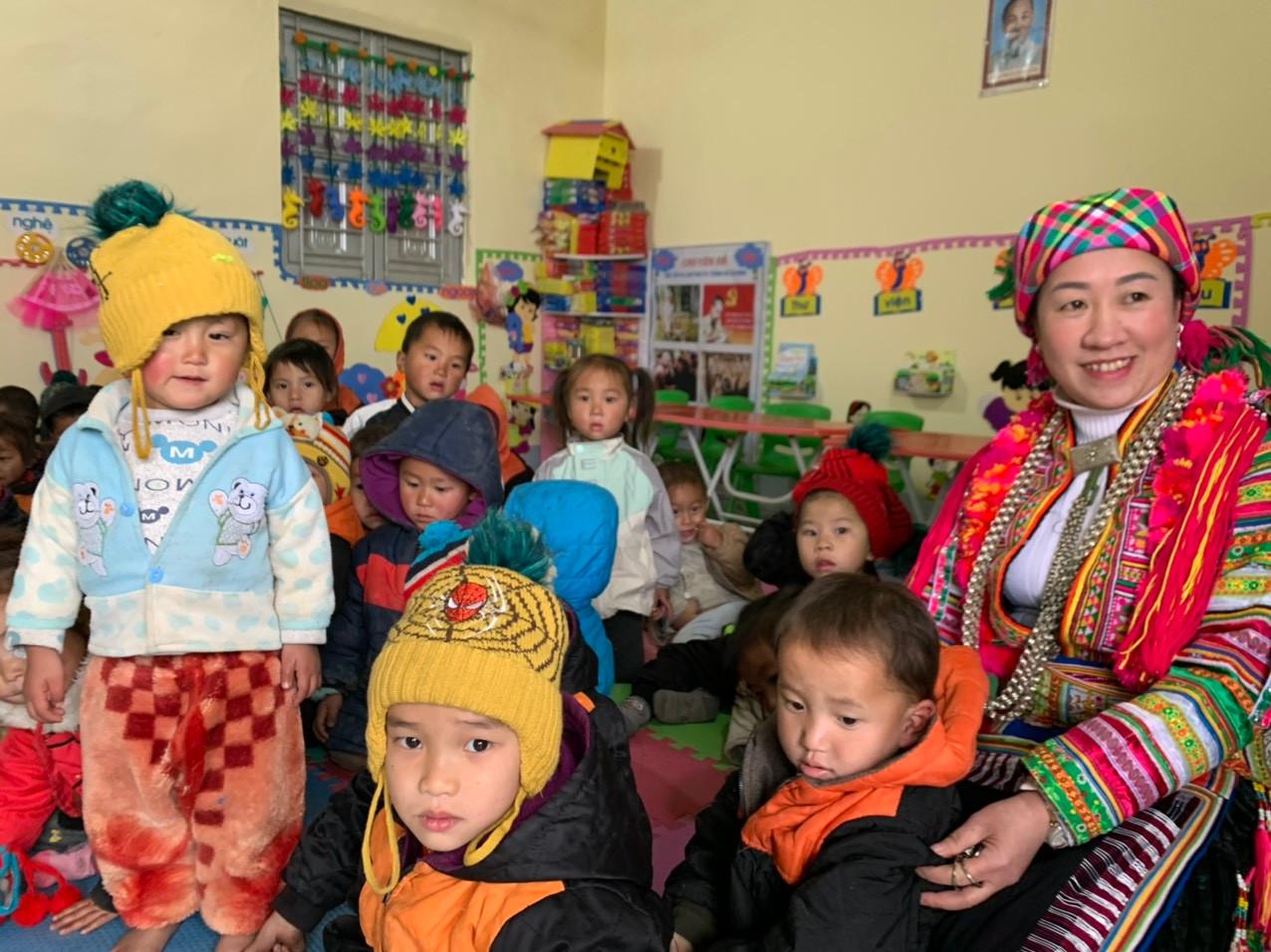 Giáo viên và học sinh điểm trường mầm non Cờ Lẳng (Mèo Vạc, Hà Giang). Ảnh: Đỗ Hợp Giáo viên và học sinh điểm trường mầm non Cờ Lẳng (Mèo Vạc, Hà Giang). Ảnh: Đỗ Hợp