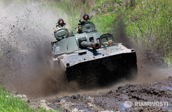 Pháo tự hành 2S1 Gvozdika được phát triển từ những băm 1970 và được sản xuất đến năm 1991. Với nòng pháo 122-mm, nó có nhiệm vụ tiêu diệt và chế áp lực lượng cơ động, các hỏa điểm của bộ binh, phá hủy các loại công sự dã chiến, vượt qua các bãi mìn