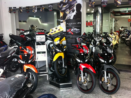 Khách xem xe thì gần như không có mà lượng xe trưng bày quá đông đảo