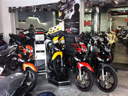 Khách xem xe thì gần như không có mà lượng xe trưng bày quá đông đảo