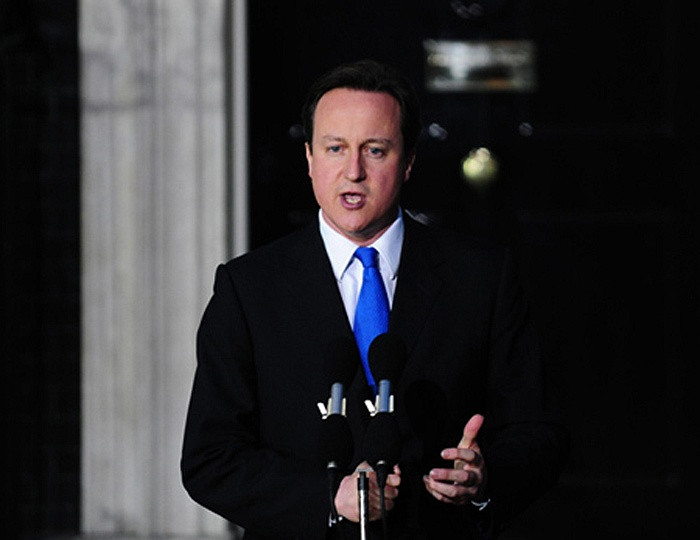 Nhiều cựu học sinh lỗi lạc từng học tại trường: Nhà thơ Shelley, nhà kinh tế học John Maynard Keynes, hoàng tử William và Harry và đặc biệt là 19 đời thủ tướng của Anh. Trong ảnh là vị thủ tướng thứ 19 ngài David Cameron