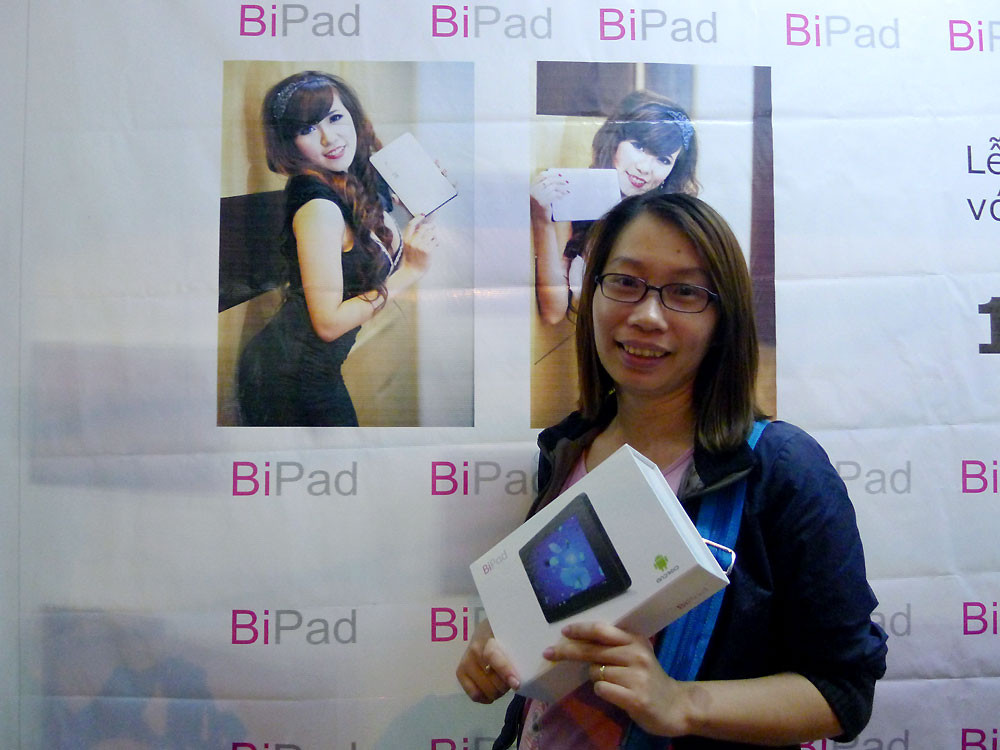 PV Quỳnh Anh (zing.vn) cũng đã may mắn trở thành một trong những khách hàng đầu tiên sở hữu BiPad và cô đã ngay lập tức đặt thêm hai sản phẩm nữa 