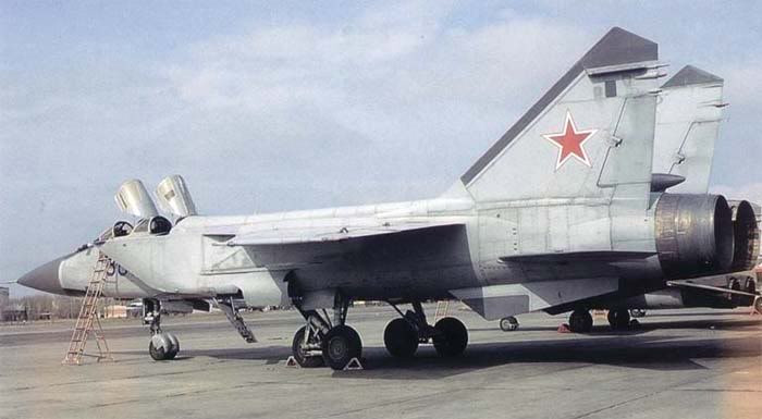 Máy bay tiêm kích Mig-31BS là bản nâng cấp của Mig-31 chuẩn hoá theo cấu hình Mig-31B (Photo of www.airwar.ru). Máy bay tiêm kích Mig-31BS là bản nâng cấp của Mig-31 chuẩn hoá theo cấu hình Mig-31B (Photo of www.airwar.ru)