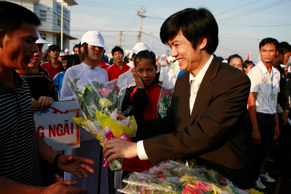 Ông Đoàn Công Huynh, TBT Báo Tiền Phong, tặng hoa cho các đoàn trong lễ khai mạc