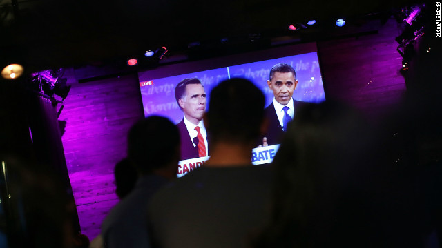 Người dân Mỹ chăm chú xem cuộc tranh luận giữa hai ứng viên tổng thống